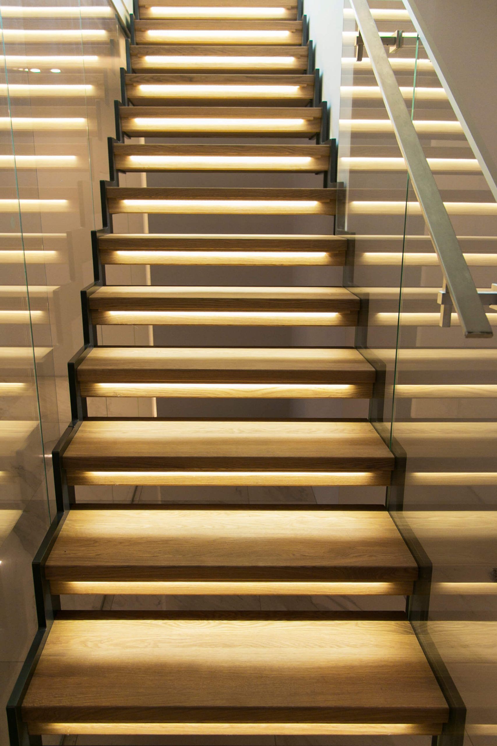 Sfondo verde con testo bianco "LED STORE" al centro all'interno di un contorno quadrato.