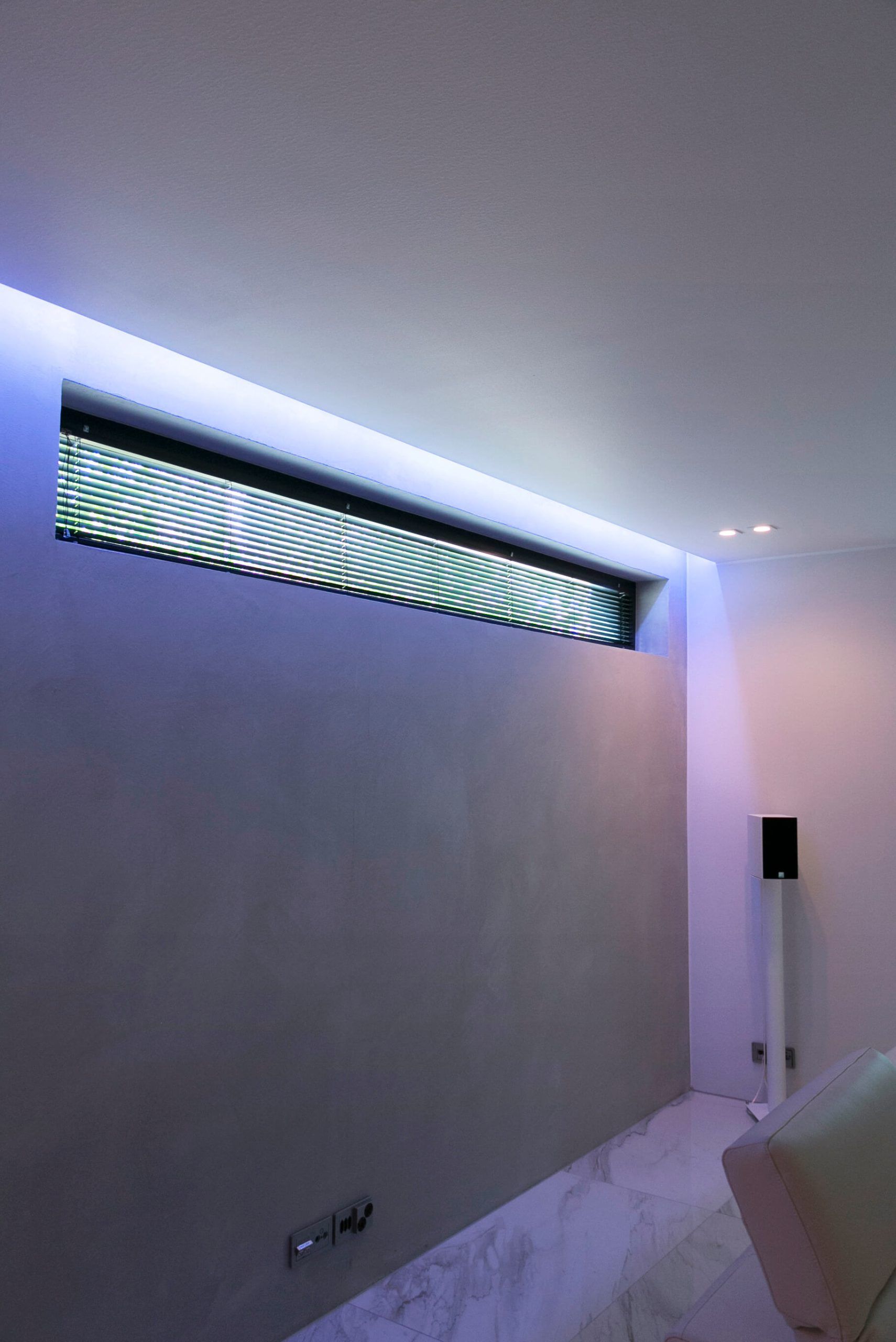 Il testo "LED STORE" su un quadrato bianco su sfondo verde; il marchio perfetto per le soluzioni di illuminazione sostenibile.