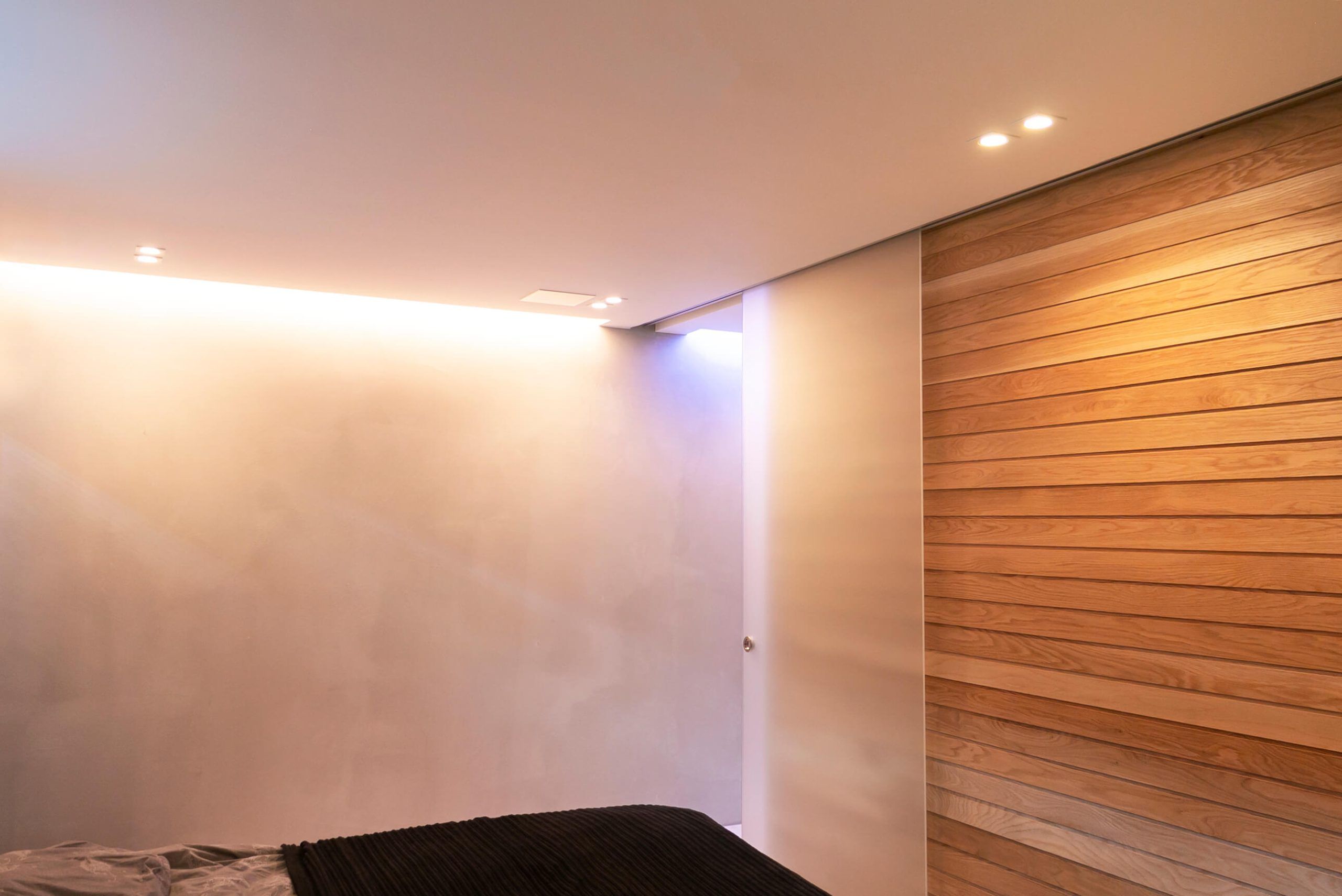 Quadrato bianco con testo "LED STORE" su sfondo verde; disponibile per l'acquisto di soluzioni di illuminazione moderne ed efficienti dal punto di vista energetico.