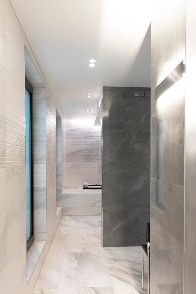 Un quadrato bianco con al centro il testo "LED STORE" su sfondo verde evidenzia le soluzioni di illuminazione a LED ad alta efficienza energetica.