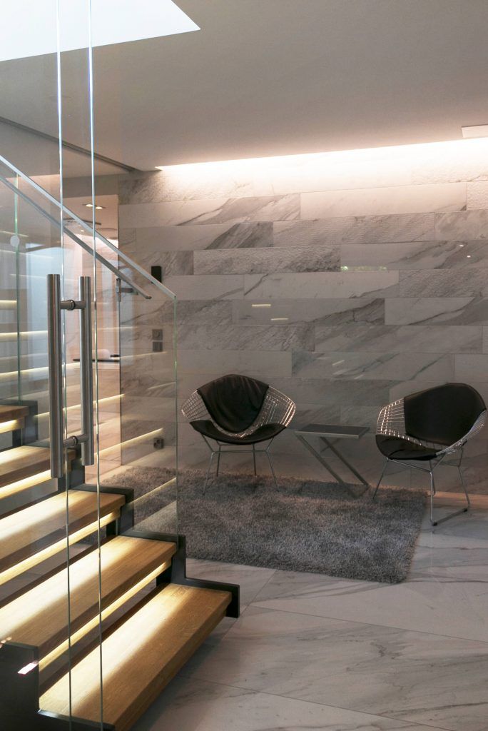 Sfondo verde e quadrato bianco con testo bianco in grassetto "LED STORE" per soluzioni di illuminazione ad alta efficienza energetica.