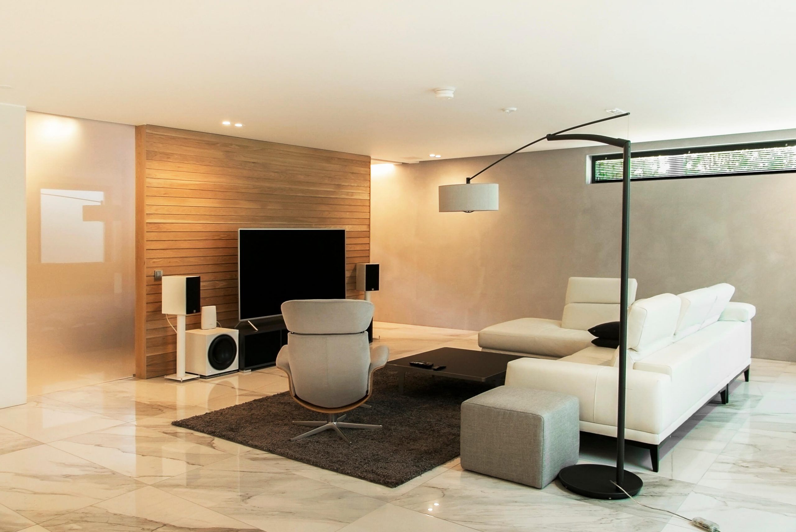 Sfondo verde con contorno quadrato bianco e testo bianco "LED STORE" al centro, che presenta soluzioni di illuminazione LED ecologiche.