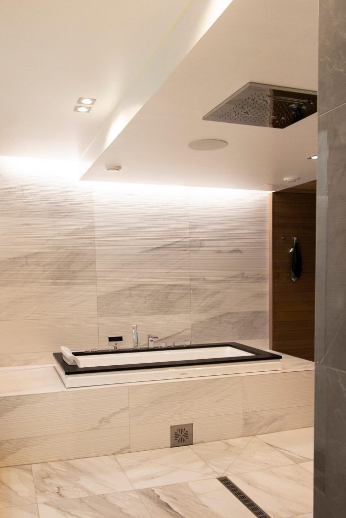 Sfondo verde con un quadrato bianco e il testo "LED STORE" visibile al centro.