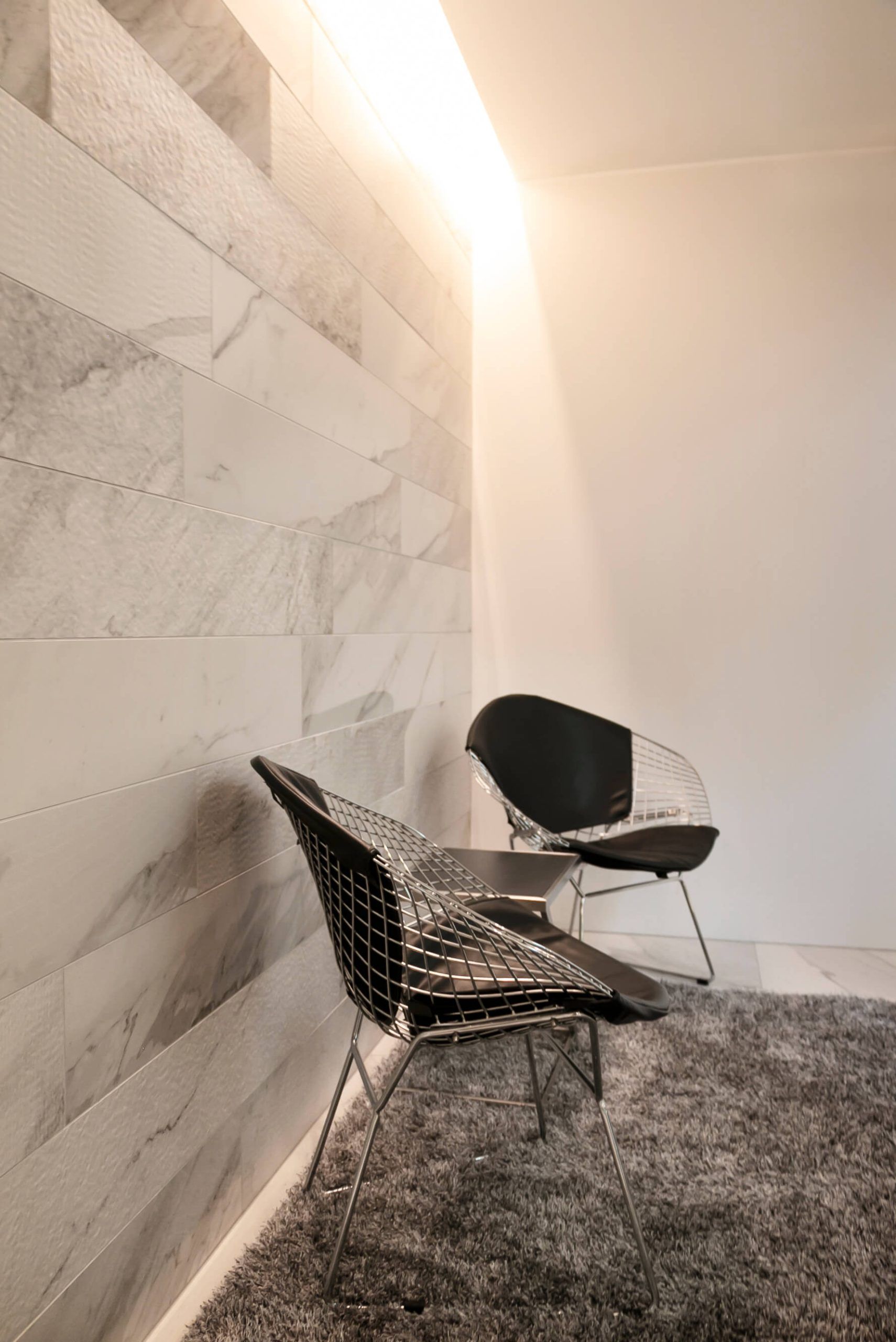 Sfondo verde, quadrato bianco al centro con grandi lettere "LED STORE" per il SEO del negozio di illuminazione a LED.