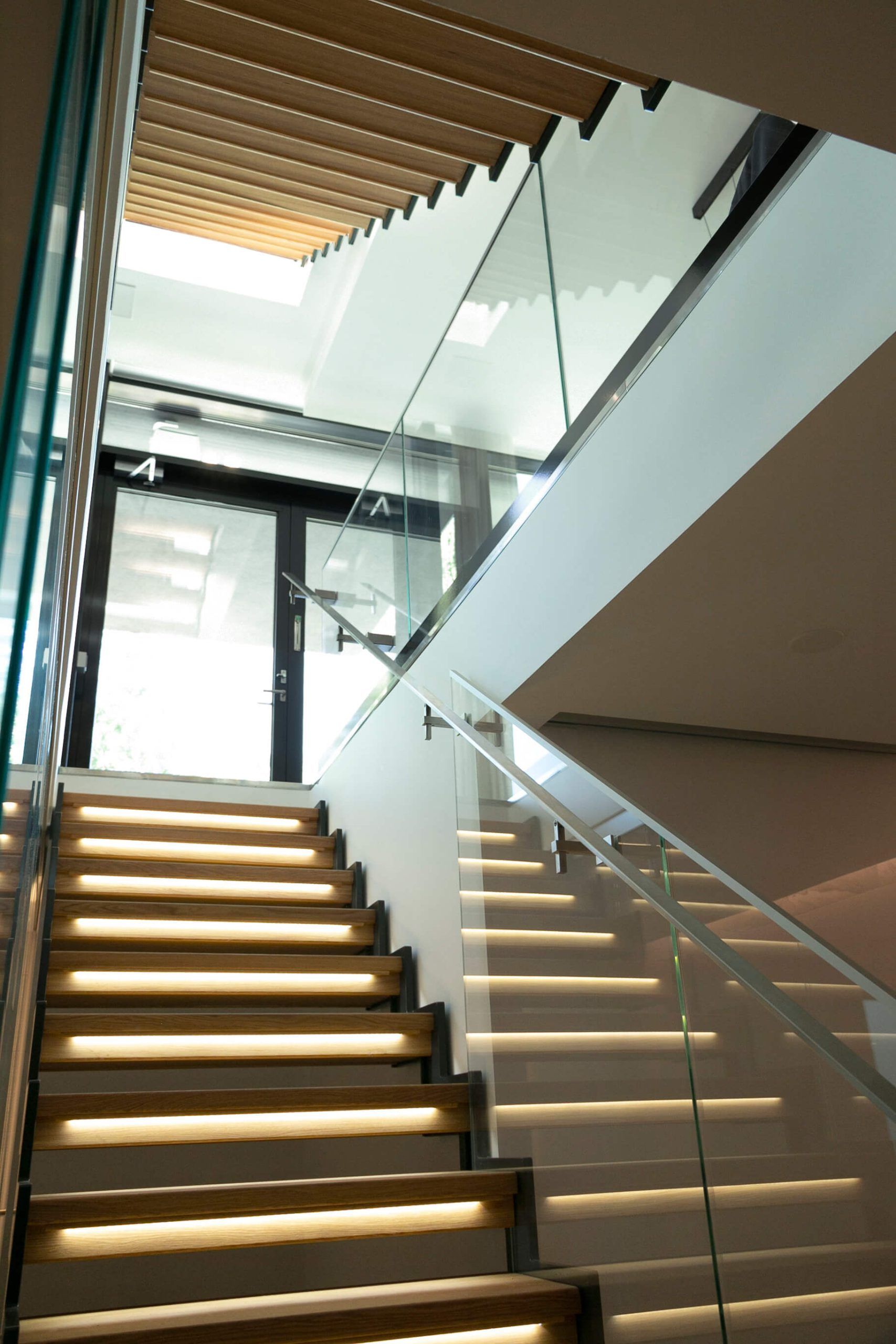 Sfondo verde con un quadrato bianco e il testo "LED STORE" in grassetto bianco. Perfetto per le soluzioni di illuminazione ad alta efficienza energetica.