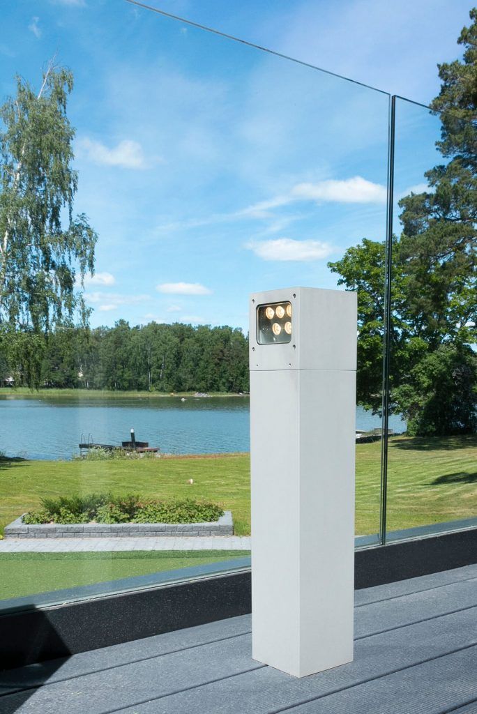 Immagine di uno sfondo verde con un quadrato bianco con il testo "LED STORE", con "LED" posto sopra "STORE" per evidenziare l'illuminazione a LED.