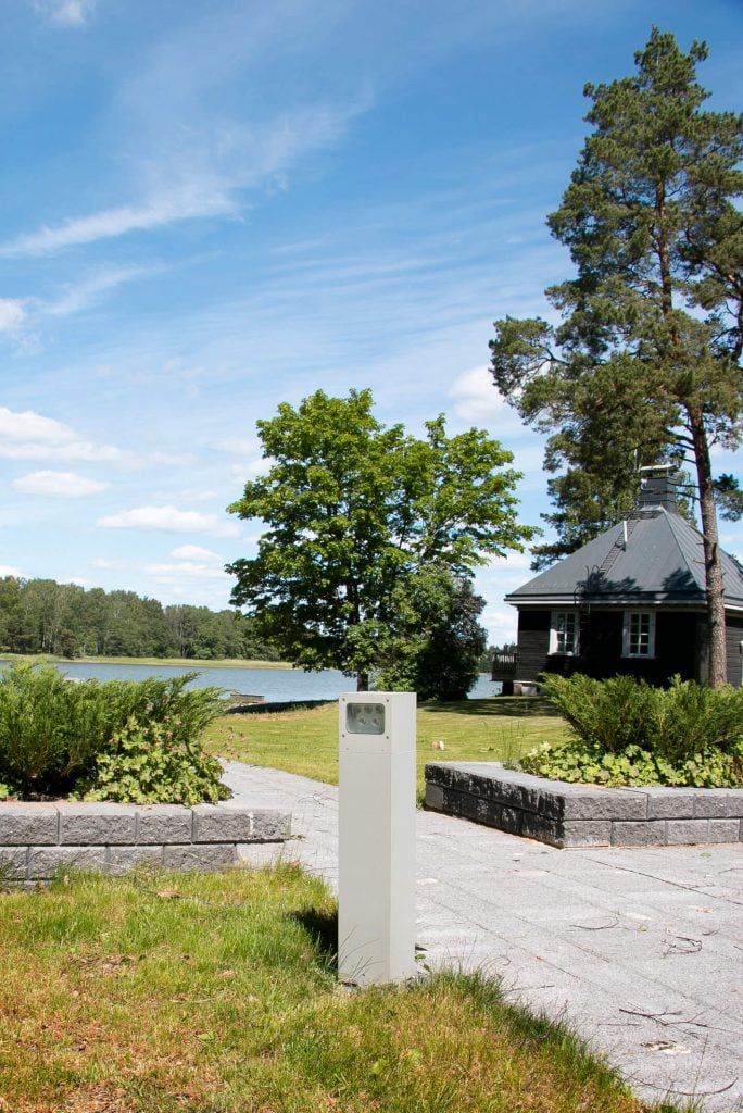 Sfondo verde con un quadrato bianco al centro, con il testo "LED STORE" in grassetto e in maiuscolo.