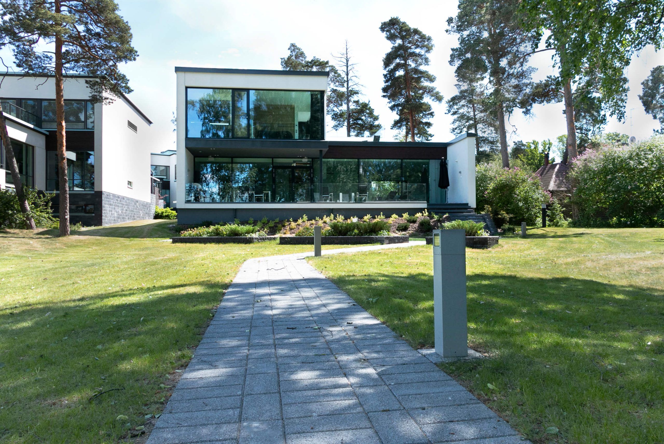 Sfondo verde con al centro un quadrato bianco con la scritta 'LED STORE' in grassetto, a rappresentare un negozio di illuminazione a LED.