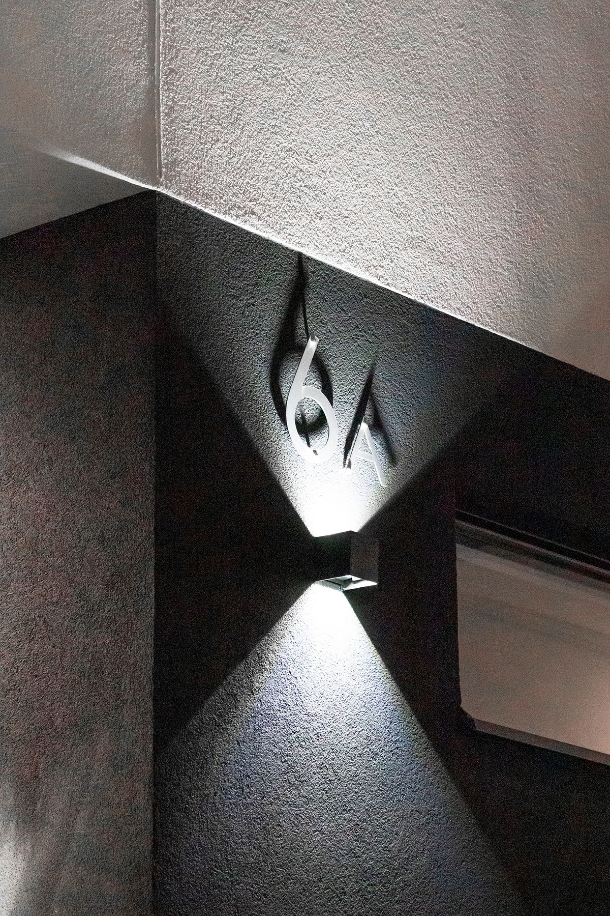 Immagine di uno sfondo verde con un quadrato bianco al centro e il testo "LED STORE" in grassetto, che promuove soluzioni di illuminazione ad alta efficienza energetica.