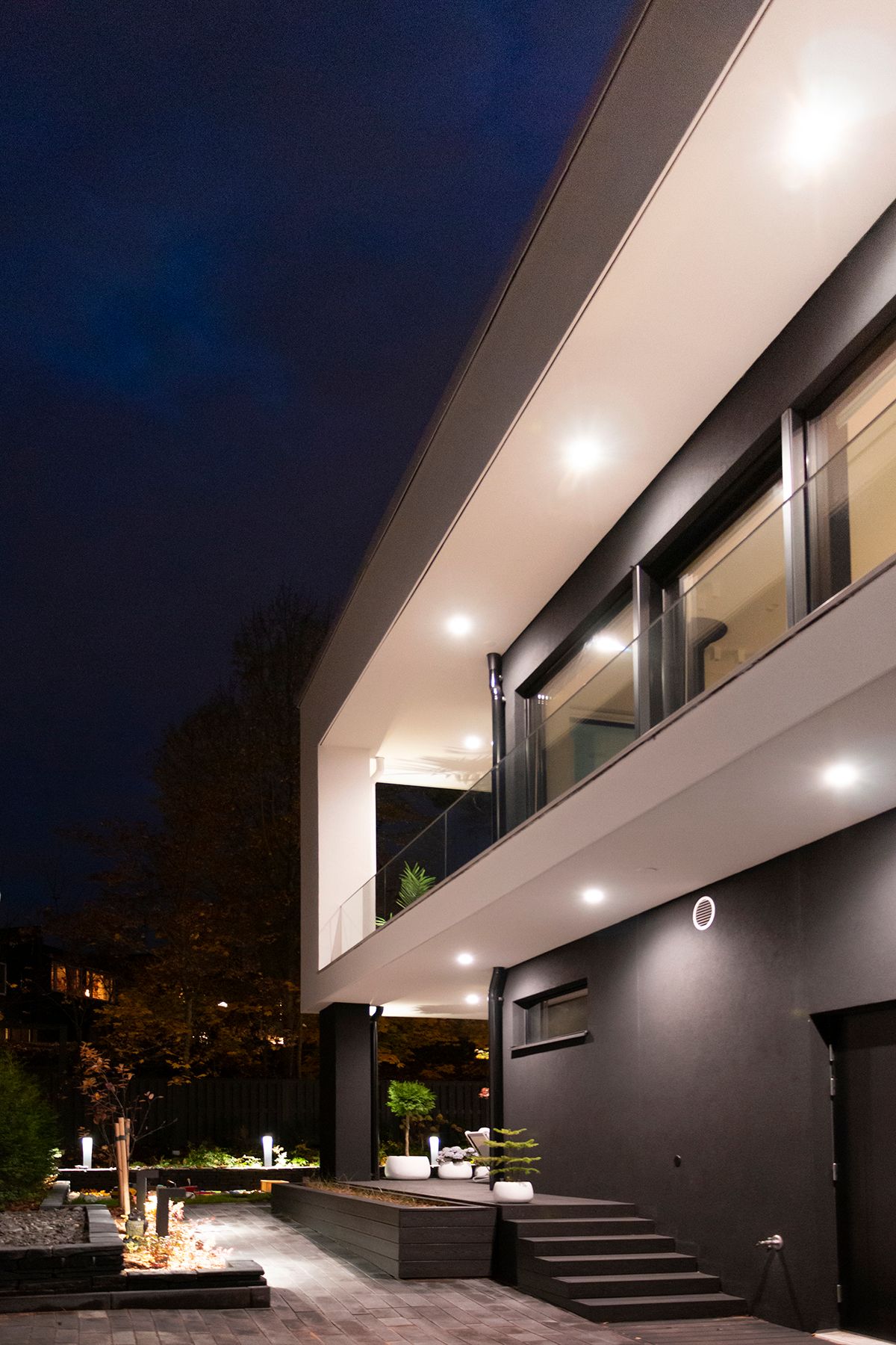 Sfondo verde con quadrato bianco e testo bianco in grassetto "LED STORE", che evidenzia le soluzioni di illuminazione ecologica e i prodotti LED efficienti.