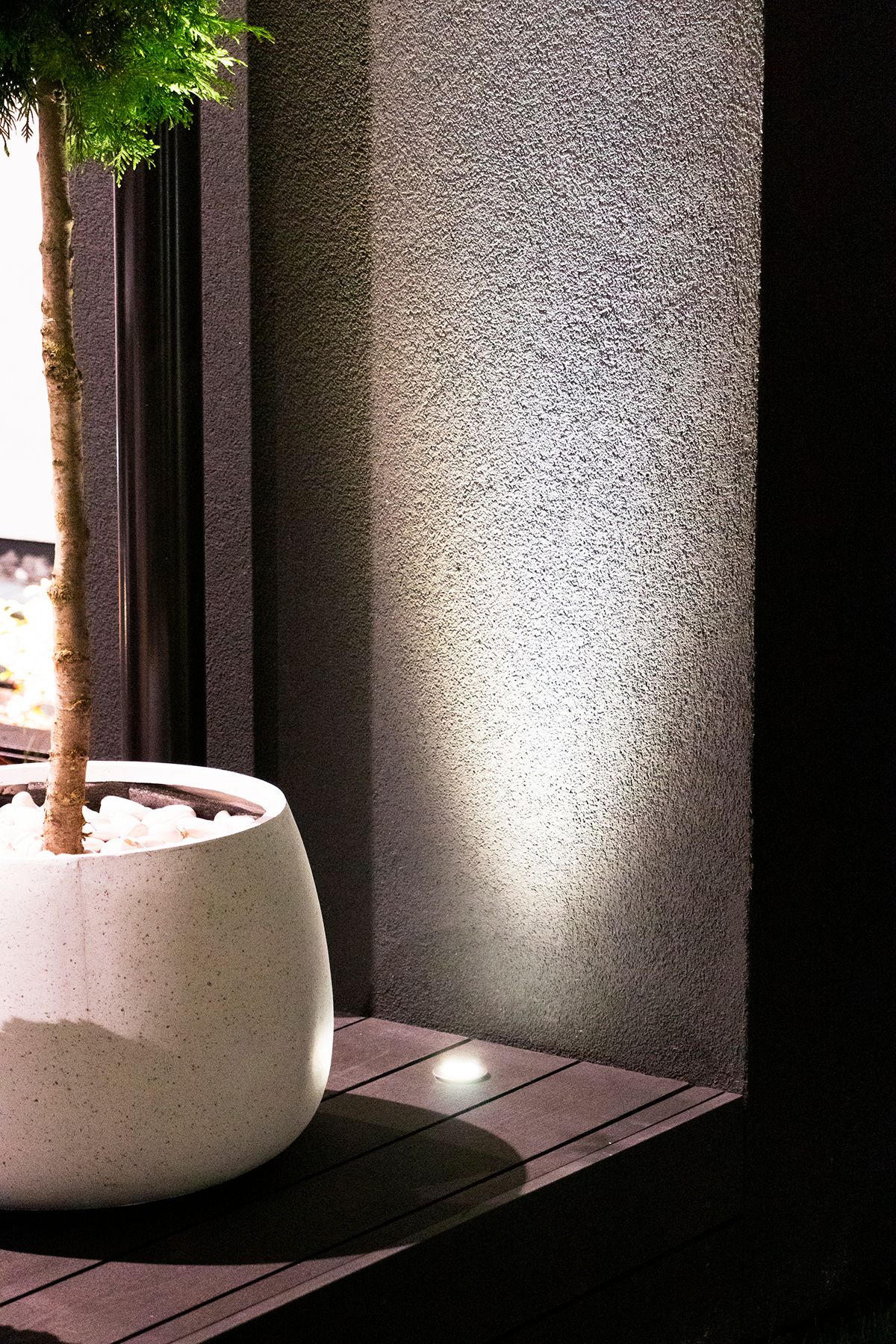 Immagine di uno sfondo verde con un quadrato bianco al centro e il testo "LED STORE" in grassetto, che evidenzia le soluzioni di illuminazione ad alta efficienza energetica.