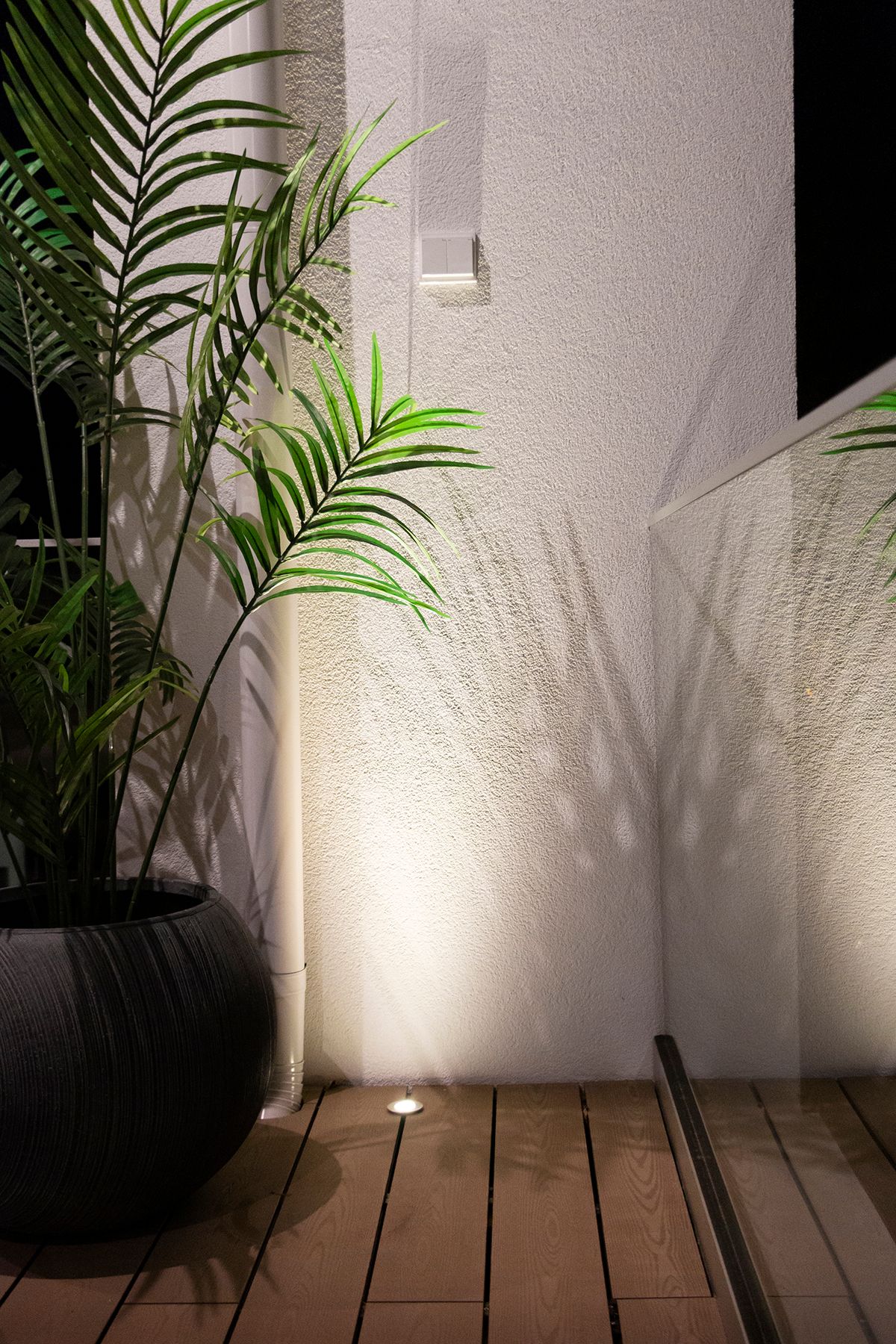 Logo LED Store: quadrato verde con contorno bianco, "LED STORE" al centro di uno sfondo verde brillante.