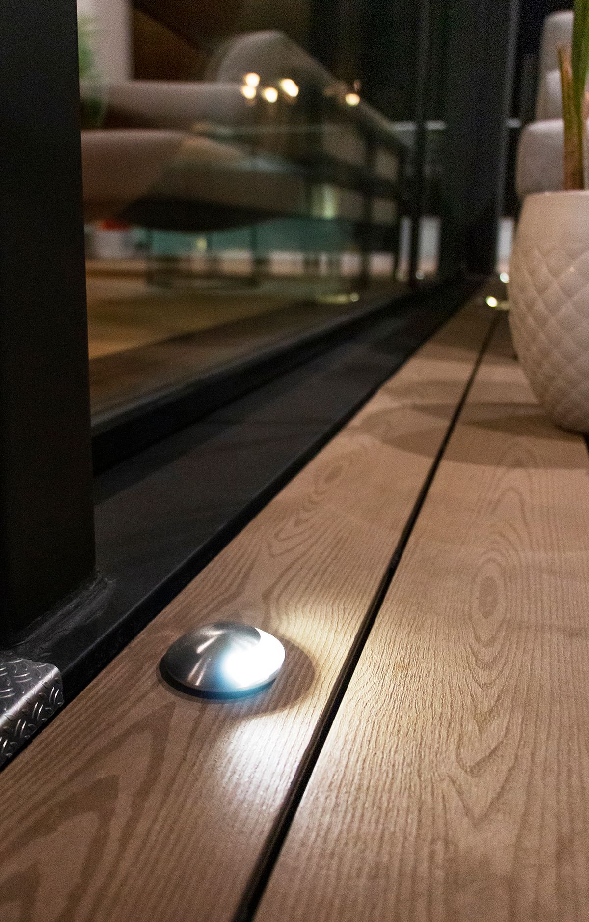 Logo del negozio di illuminazione a LED su sfondo verde con la scritta "LED STORE" in grassetto bianco al centro di un quadrato.