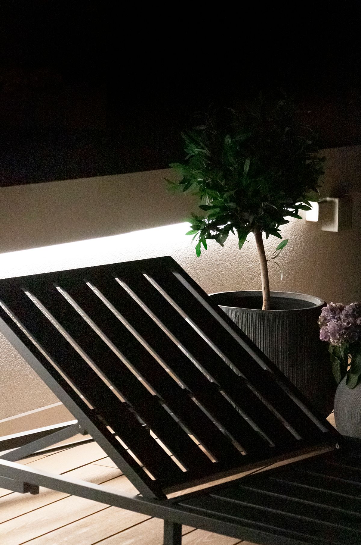 Uno sfondo verde con un quadrato bianco al centro che riporta la scritta "LED STORE" in caratteri maiuscoli, evidenziando le soluzioni di illuminazione ad alta efficienza energetica.