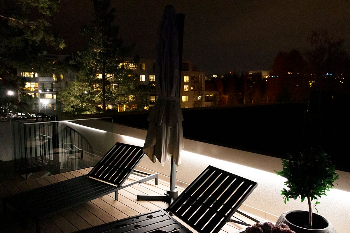 Logo LED STORE su sfondo verde con testo bianco sul quadrato centrale, che promuove soluzioni di illuminazione ad alta efficienza energetica.