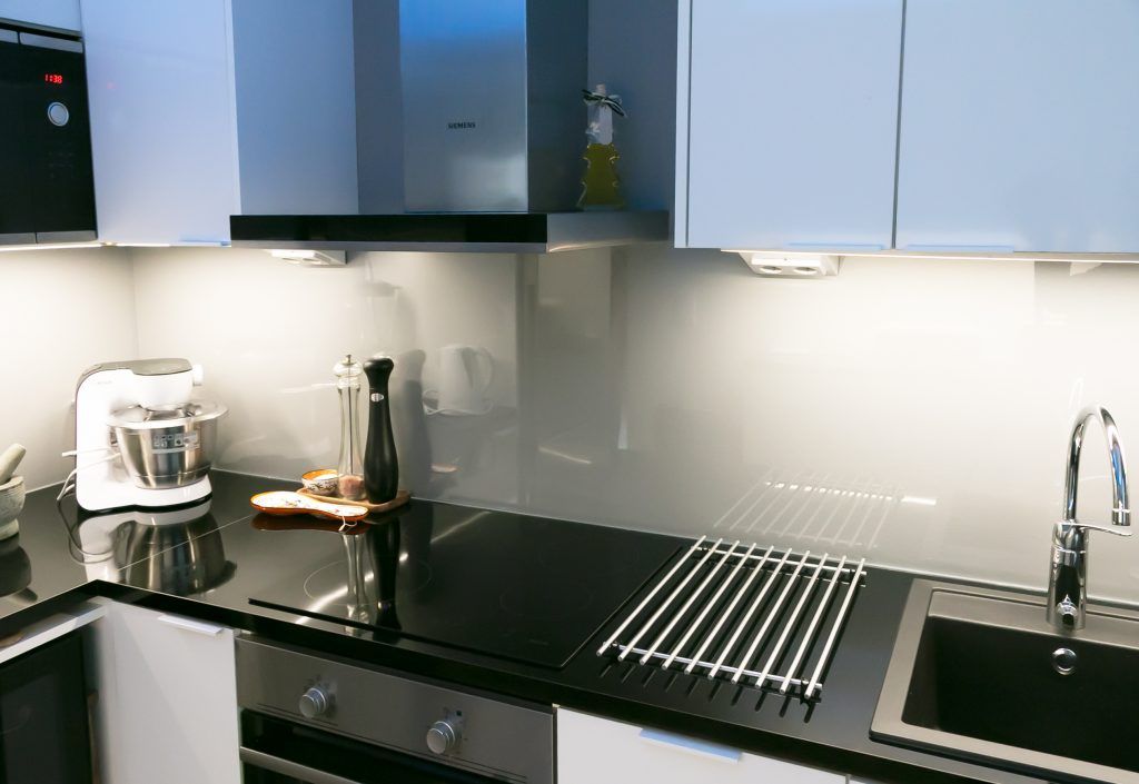 Uno sfondo verde con un quadrato bianco al centro e il testo "LED STORE" in grassetto, che promuove soluzioni di illuminazione ecologiche e ad alta efficienza energetica.