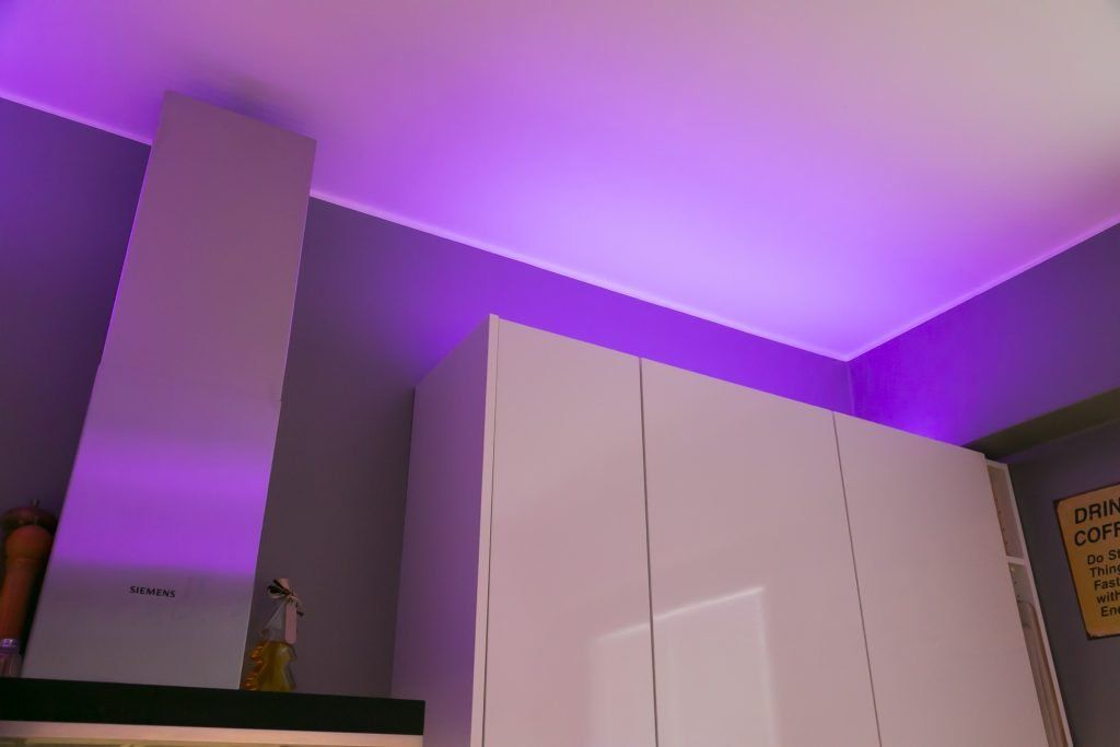 Sfondo verde con quadrato bianco in grassetto, testo "LED STORE" al centro in un carattere moderno per soluzioni di illuminazione ad alta efficienza energetica.