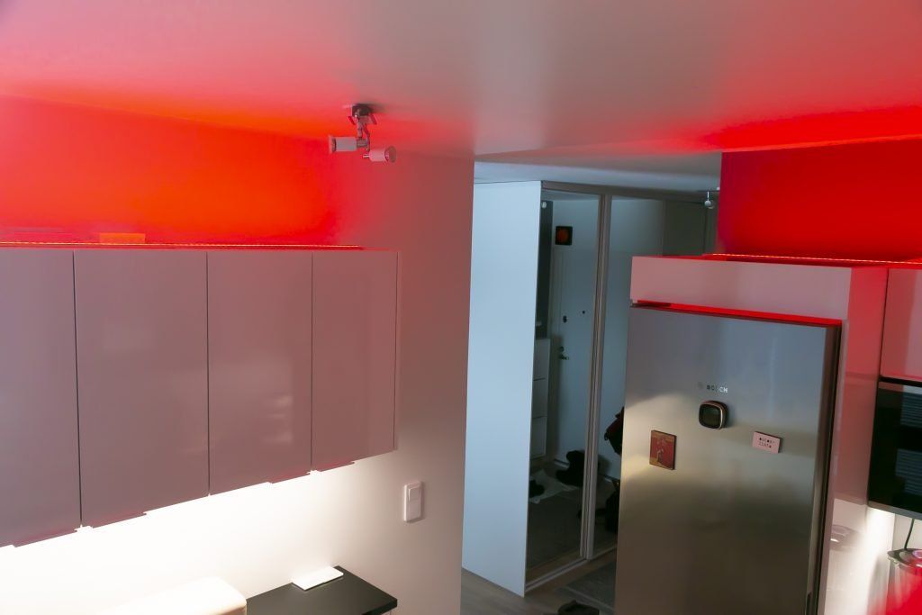 Sfondo verde e quadrato bianco con "LED STORE" in grassetto a lettere maiuscole bianche - grafica del marchio del negozio di illuminazione a LED.