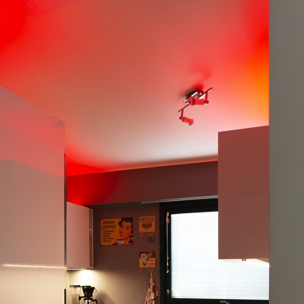 Sfondo verde con un quadrato bianco in grassetto maiuscolo con al centro la scritta "LED STORE".