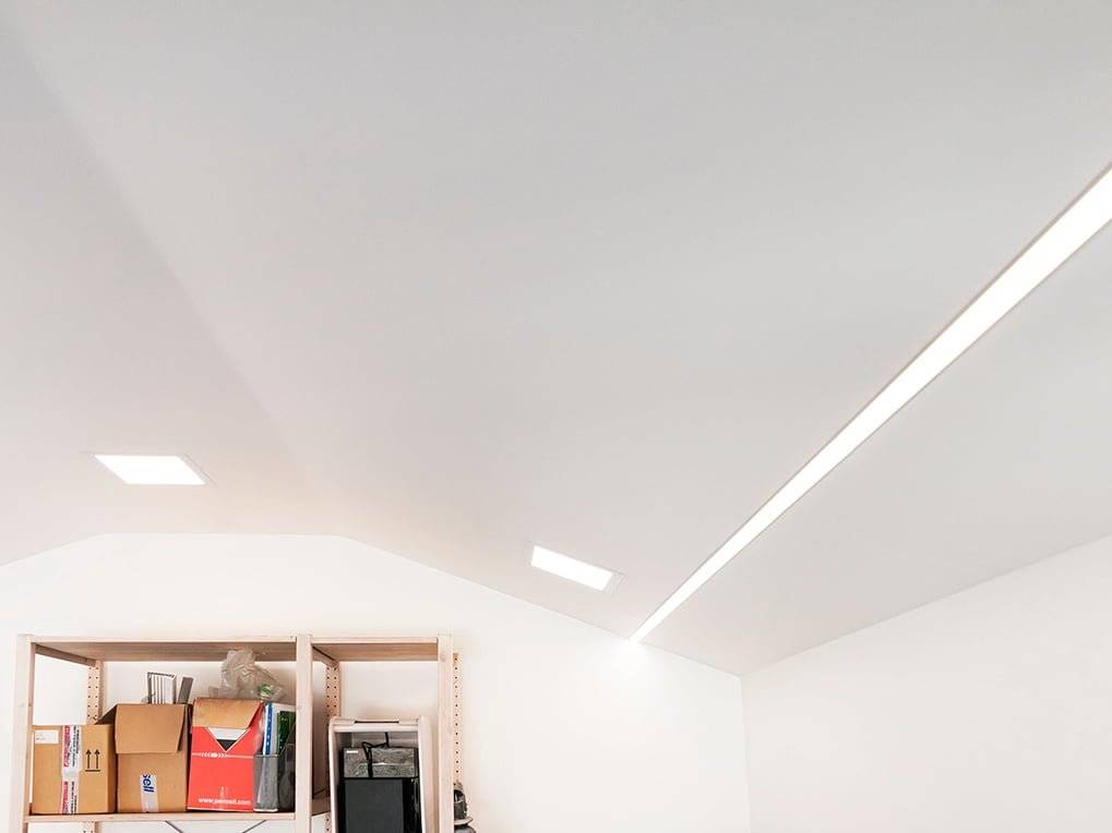 Sfondo verde con la scritta "LED STORE" in grassetto bianco, visualizzata al centro all'interno di un'elegante cornice quadrata bianca. Un visual ideale per le campagne di illuminazione a LED.