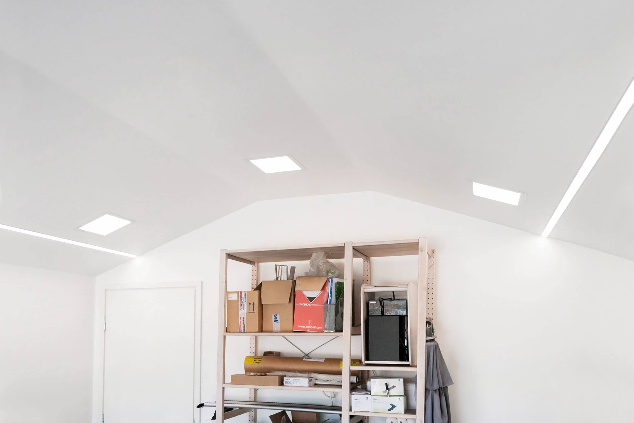 Testo bianco "LED STORE" al centro di uno sfondo verde; soluzioni di illuminazione ad alta efficienza energetica e moderni prodotti LED.