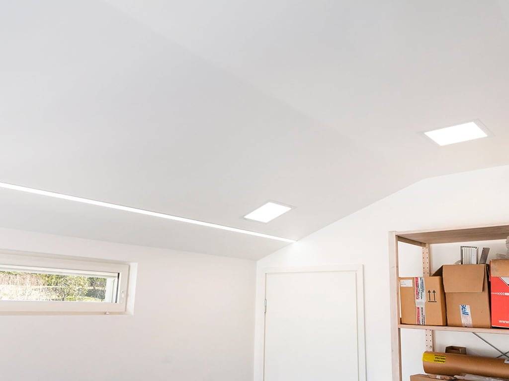Testo bianco "LED STORE" sul quadrato centrale su sfondo verde, che evidenzia le soluzioni di illuminazione ad alta efficienza energetica.