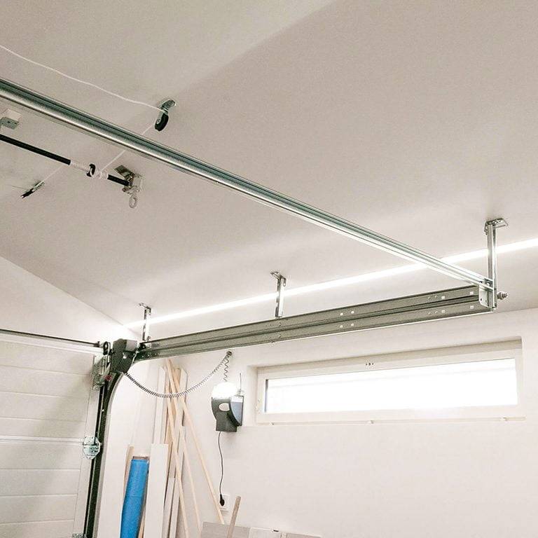 Illuminazione del garage con portellone