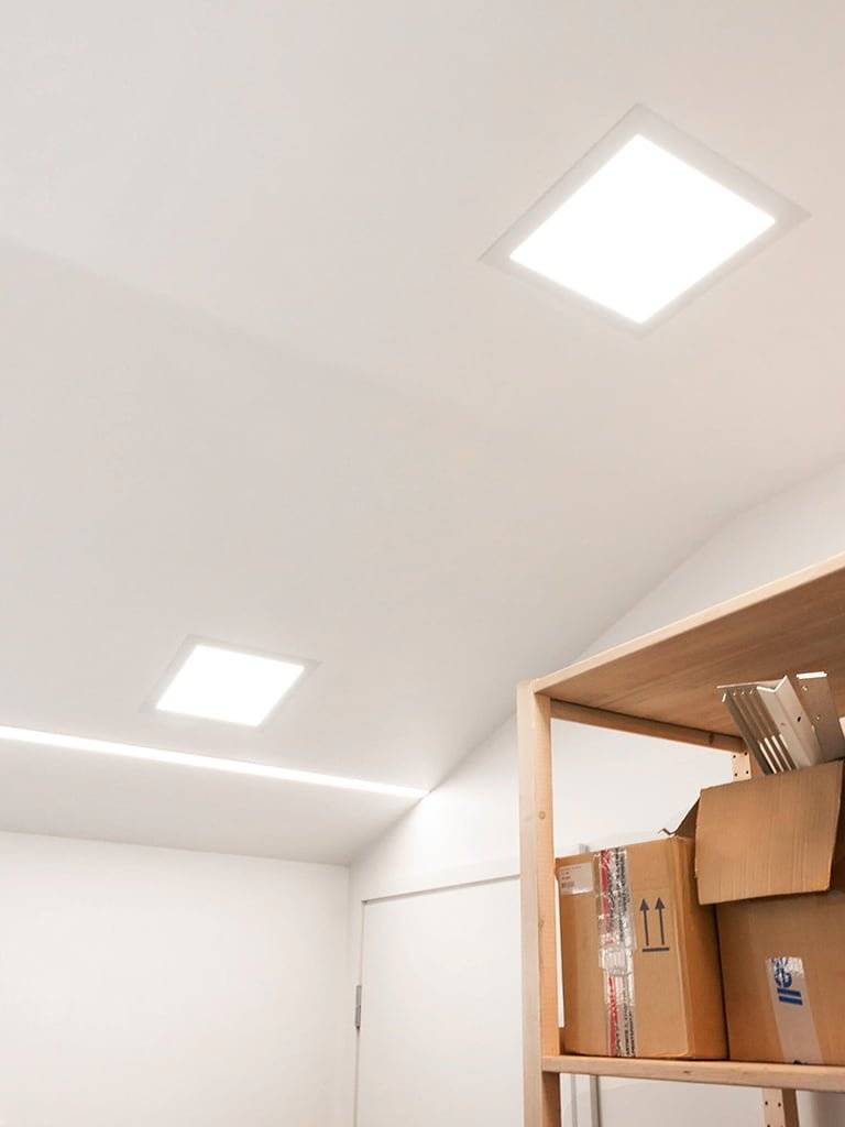 Testo bianco "LED STORE" su sfondo verde con un quadrato bianco che evidenzia il logo del negozio. Soluzioni di illuminazione LED ecologiche per le vostre esigenze.