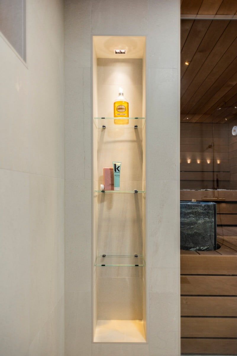 Grafica su sfondo verde con un quadrato bianco al centro e il testo "LED STORE" in grassetto maiuscolo, che promuove l'illuminazione a LED.