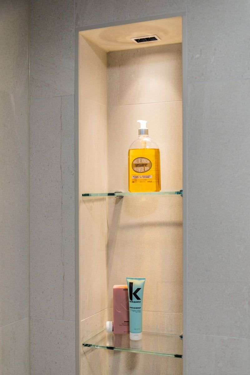 Sfondo verde e quadrato bianco con la scritta "LED STORE" in grassetto maiuscolo, che promuove soluzioni di illuminazione LED ecologiche.