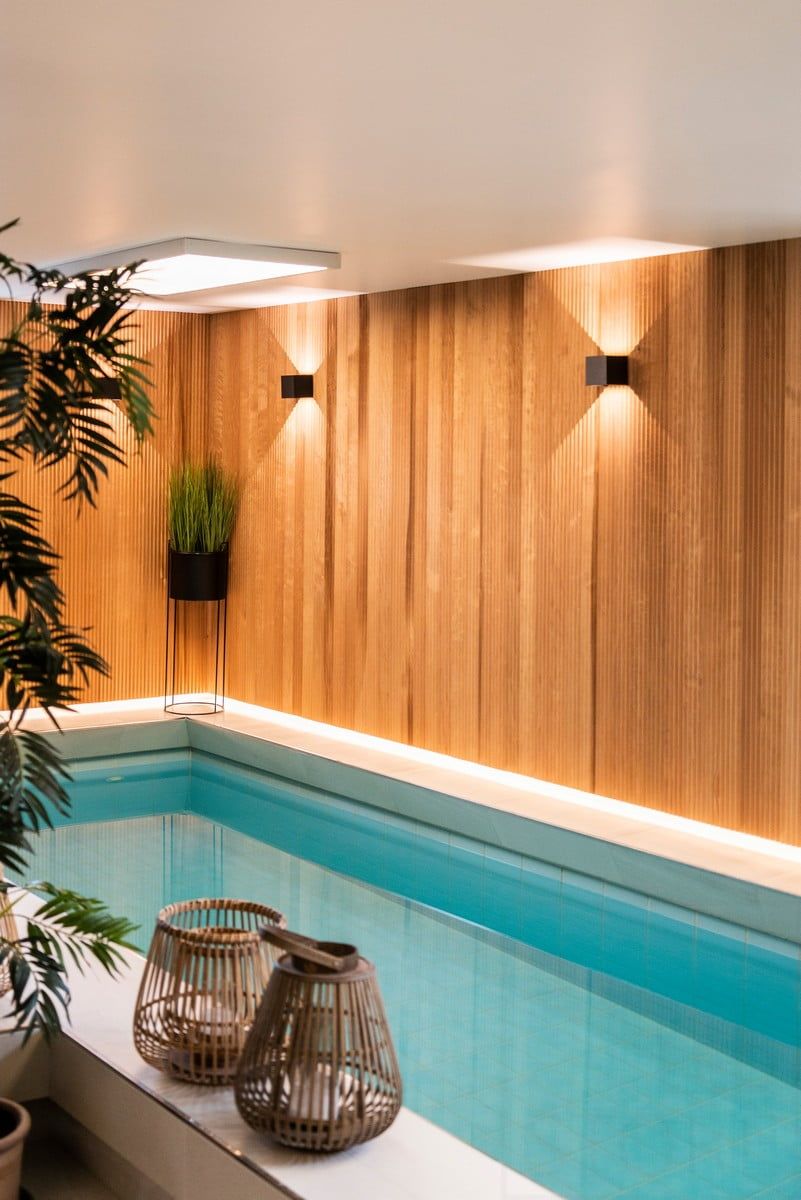 Sfondo verde con un quadrato bianco con il testo "LED STORE" in grassetto al centro.