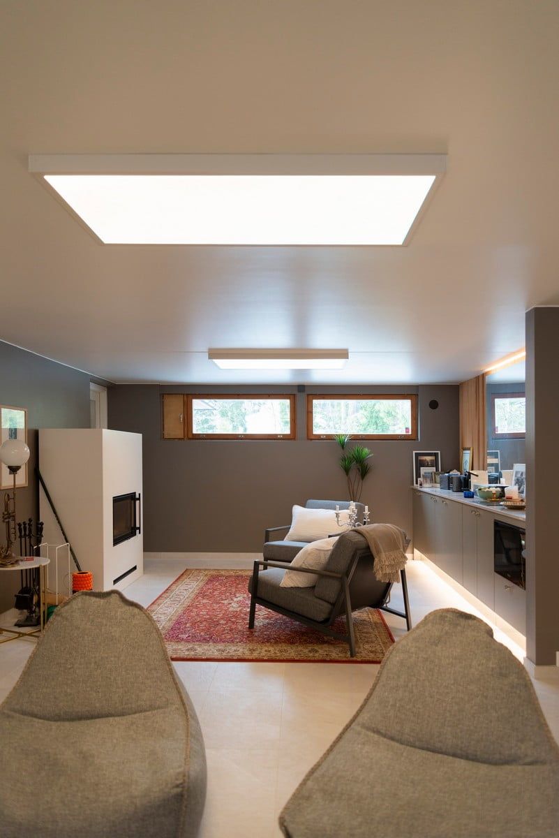 Logo LED STORE: un quadrato bianco con il testo "LED STORE" su uno sfondo verde brillante, che promuove soluzioni di illuminazione LED ad alta efficienza energetica.