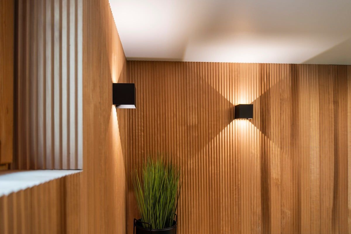 Logo LED STORE su sfondo verde con testo e bordo bianchi, per promuovere le opzioni di illuminazione LED sostenibile.