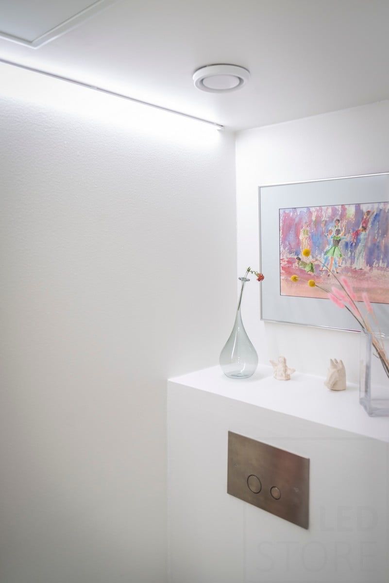 Il logo LED STORE su sfondo verde, un quadrato bianco con lettere maiuscole in grassetto, rappresenta il design moderno di un negozio di illuminazione a LED.