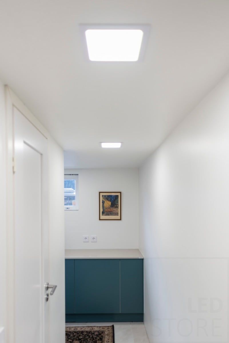 Sfondo verde con la scritta "LED STORE" in lettere maiuscole bianche all'interno di un quadrato centrale bianco, che evidenzia le soluzioni di illuminazione ad alta efficienza energetica.