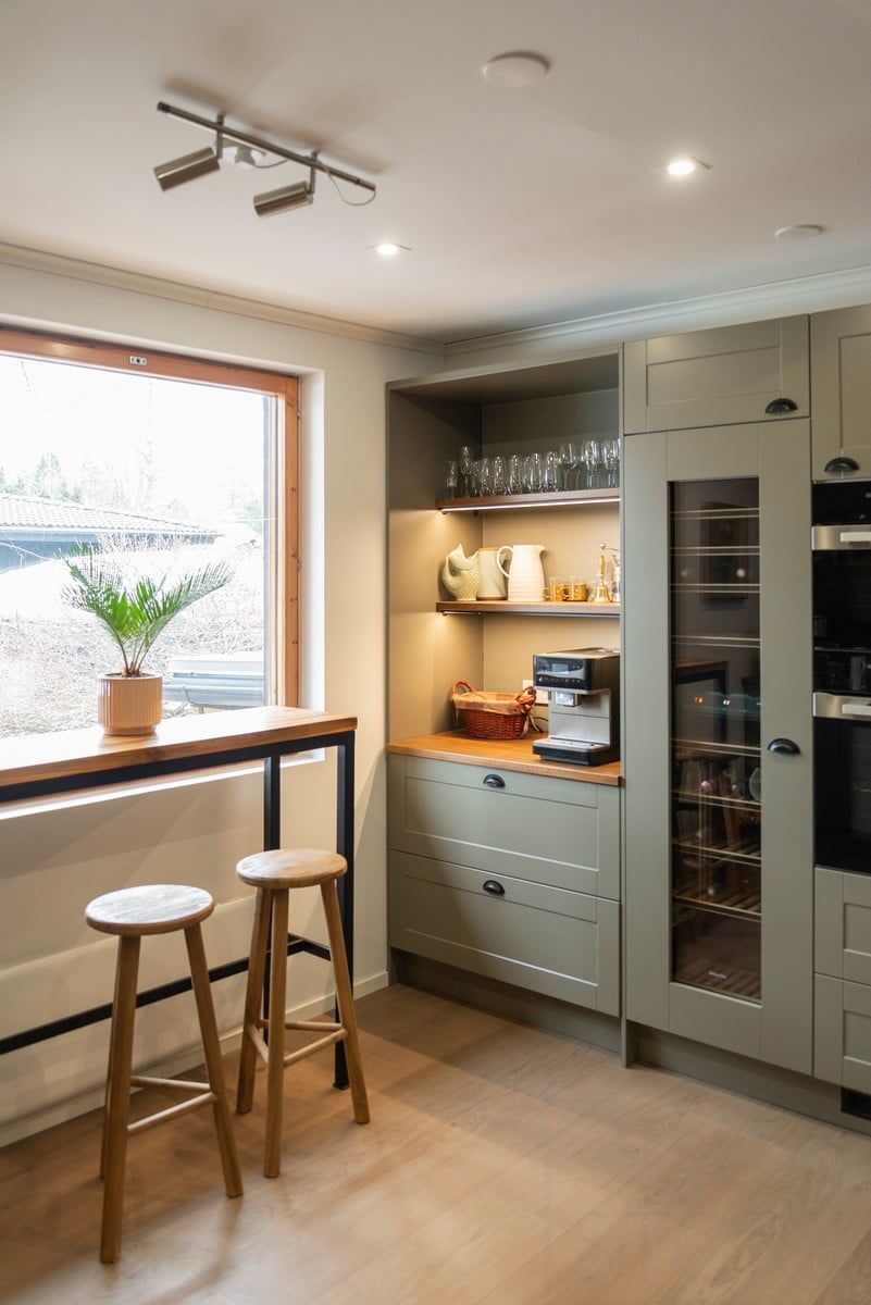 Sfondo verde con al centro un quadrato bianco con il testo "LED STORE" in grassetto maiuscolo per promuovere un negozio di illuminazione.