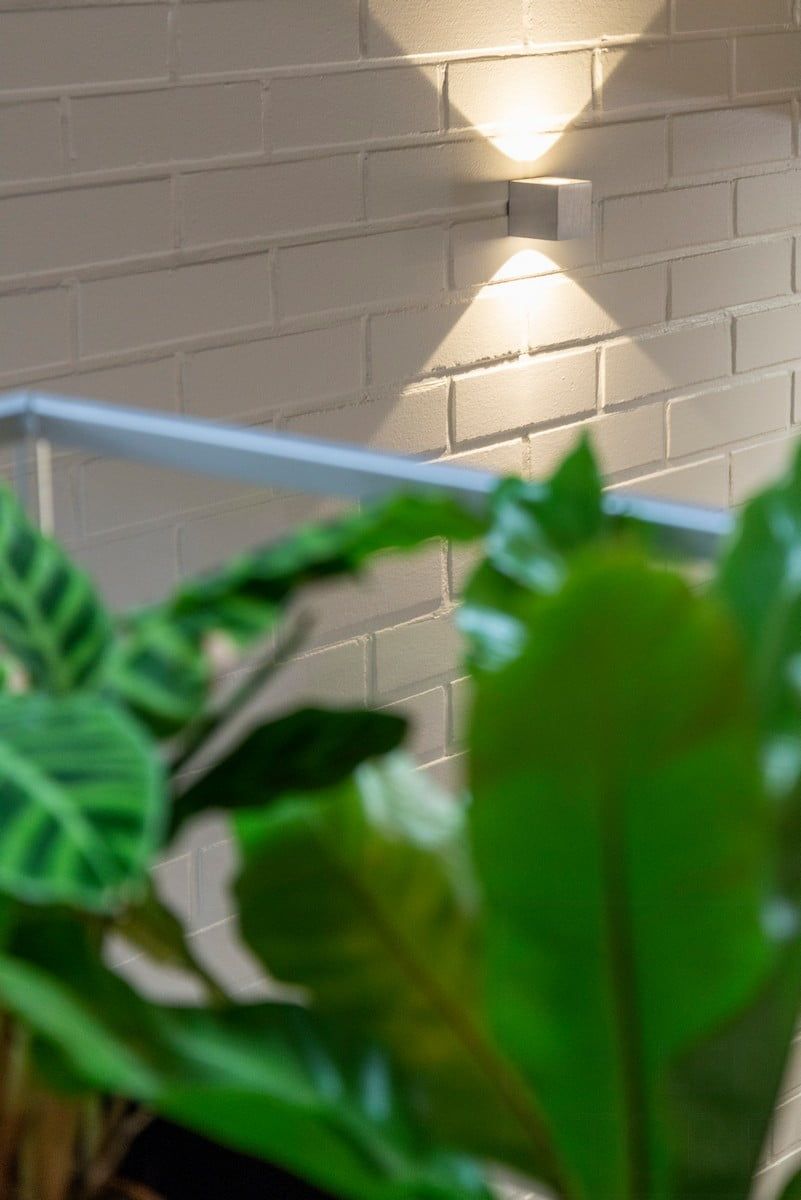 Testo su sfondo verde che recita "LED STORE" in lettere maiuscole bianche all'interno di un quadrato centrale bianco, promuovendo soluzioni di illuminazione ad alta efficienza energetica.