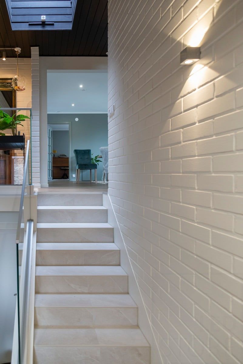 Sfondo verde con al centro un quadrato bianco con il testo "LED STORE" per soluzioni di illuminazione a risparmio energetico.