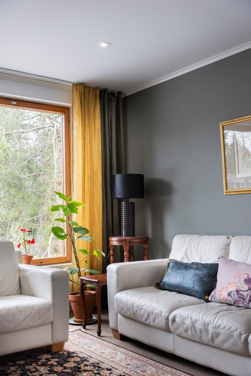 Testo moderno "LED STORE" su un quadrato bianco su sfondo verde, che valorizza il marchio del negozio di illuminazione a LED ecologico.