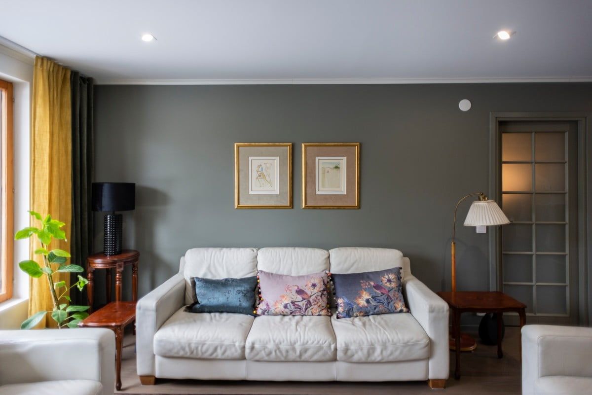 Luminoso logo aziendale di illuminazione a LED su sfondo verde con un quadrato bianco