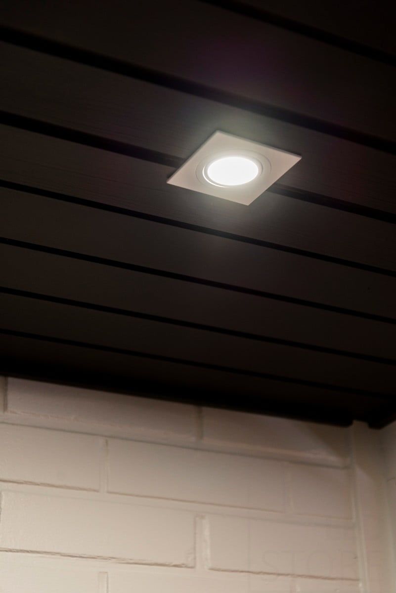 Sfondo verde con un quadrato bianco con il testo "LED STORE" in grassetto.