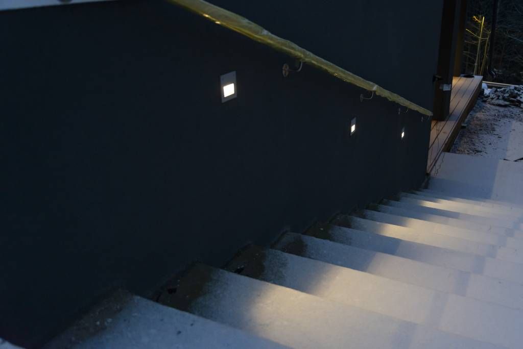 Lampada da parete incassata nello zoccolo per illuminare la scala esterna. LedStore.fi
