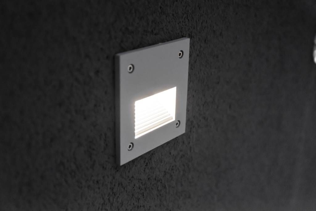 Applique a parete con zoccolo. LedStore.fi