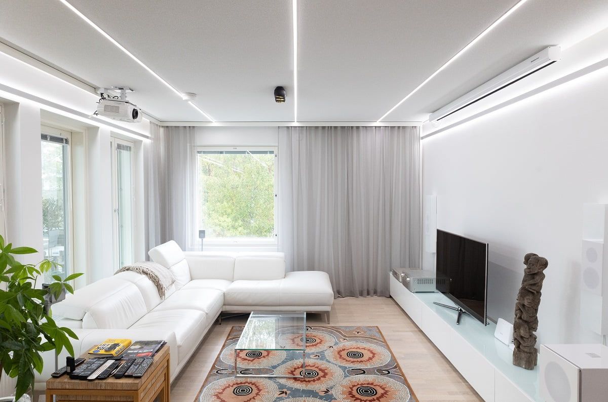 Oltre al soffitto, il soggiorno può essere illuminato con profili a parete che si aprono verso l'alto e verso il basso. © LedStore