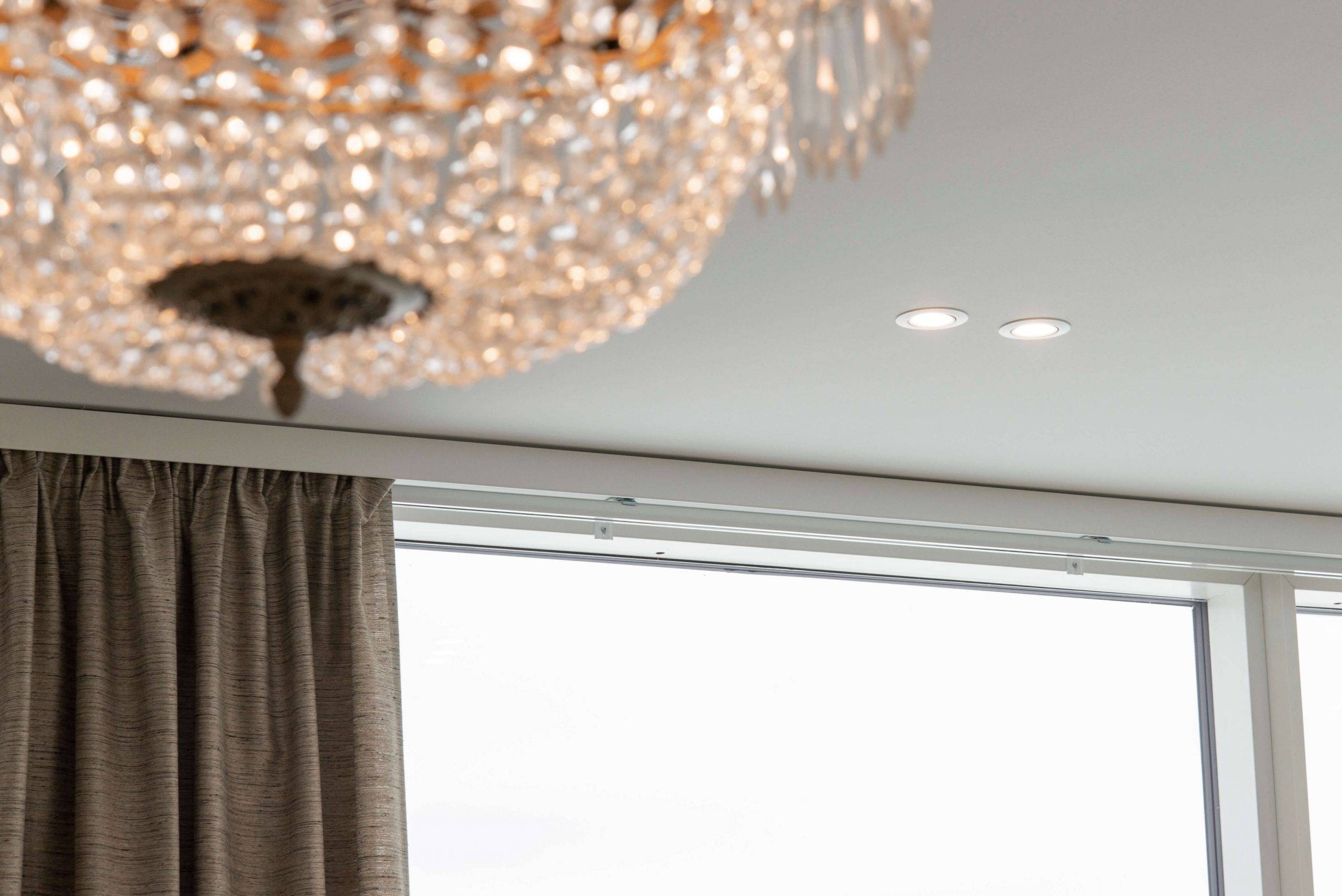 Sfondo verde con "LED STORE" in lettere maiuscole bianche all'interno di un quadrato bianco che evidenzia i prodotti di illuminazione a LED.