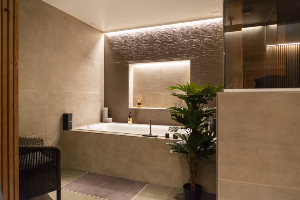 Striscia LED indiretta splendidamente piatta nel bordo del soffitto e nella nicchia della parete. LedStore.fi