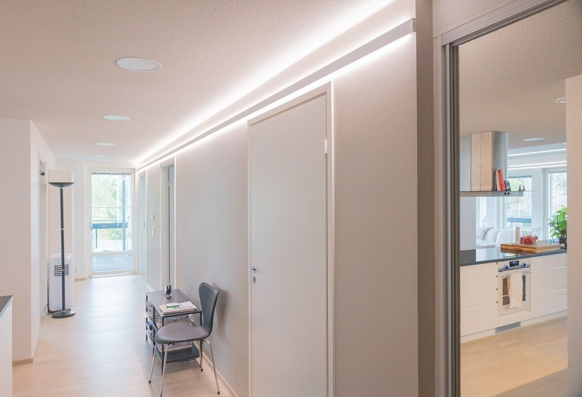 Il corridoio può essere illuminato sia da strisce LED indirette attraverso la parete e il soffitto, sia da un'illuminazione generale circolare nel soffitto. © LedStore