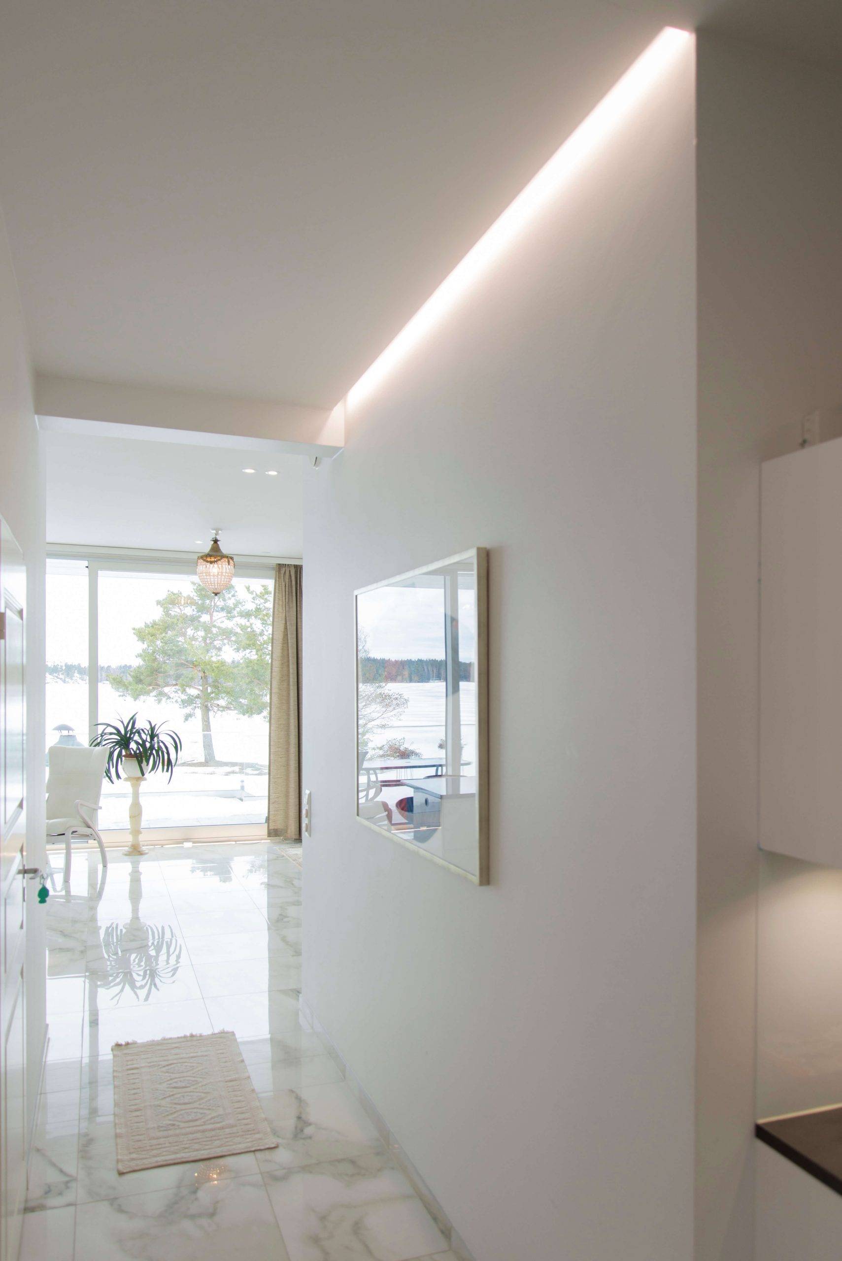 Sfondo verde, quadrato bianco, testo in grassetto "LED STORE" al centro; marchio di un negozio di illuminazione a risparmio energetico.