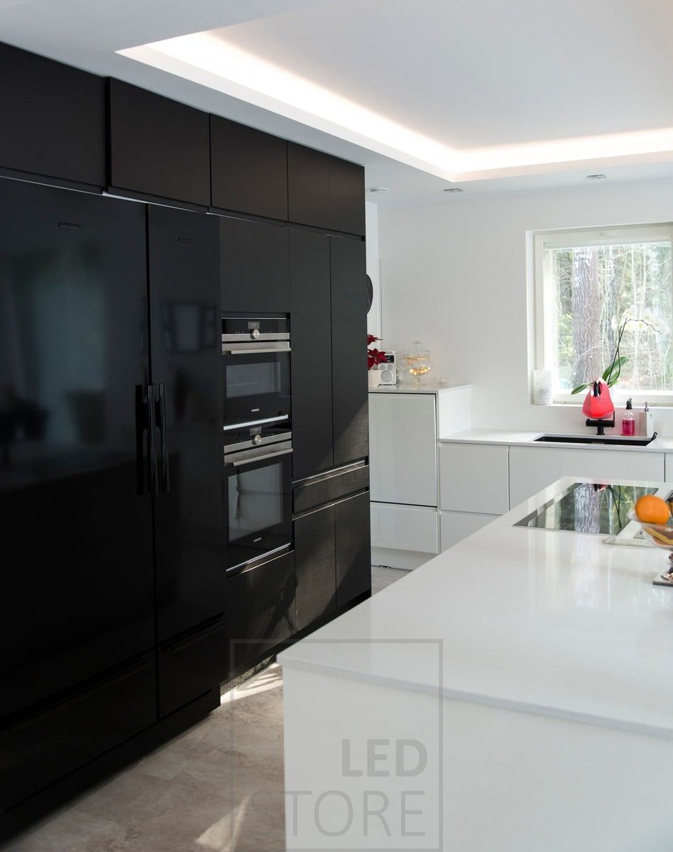 Bandiera a incasso con spot e una striscia LED sopra la bandiera, che illumina la parte anteriore e superiore della bandiera; l'illuminazione è suggestiva e versatile. Ledstore.fi