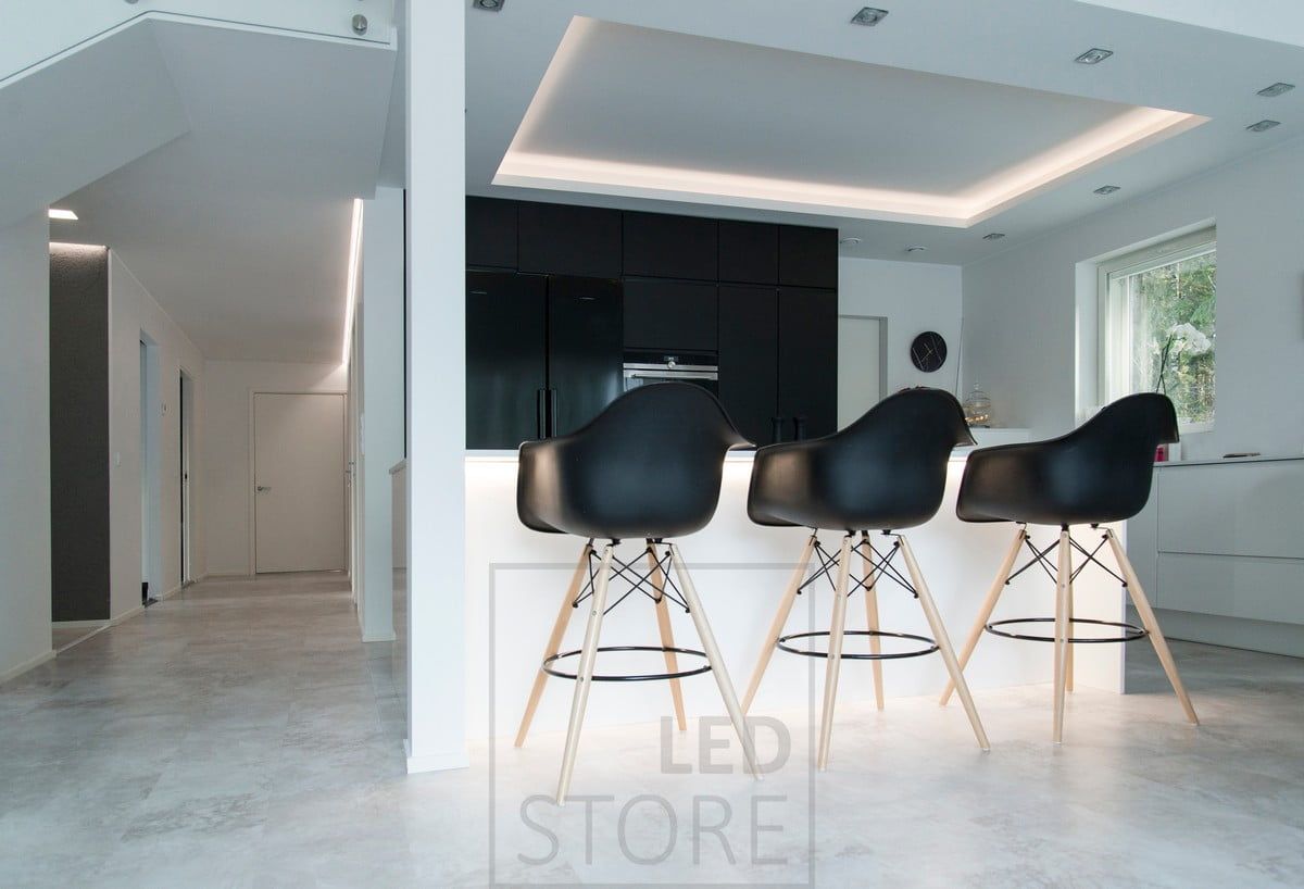 In cucina, una plafoniera con spot sul labbro e una striscia led rivolta verso il basso sul labbro dell'isola. Nel corridoio, una striscia a led nella scanalatura tra il soffitto e la parete, illuminata indirettamente attraverso la parete. Ledstore.fi